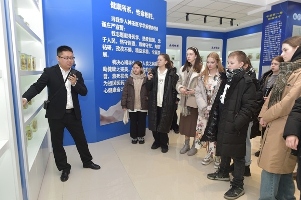 來訪師生參觀生命科學(xué)館。學(xué)校供圖。.jpg
