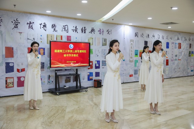 01 校大學(xué)生藝術(shù)發(fā)展中心誦讀藝術(shù)團(tuán)朗誦經(jīng)典詩(shī)歌《就是那一只蟋蟀》.jpg