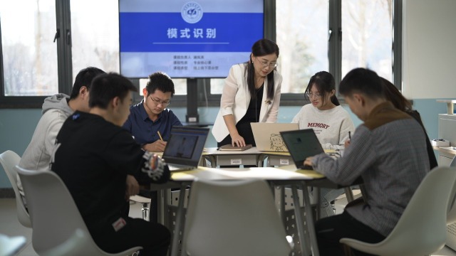 謝鳳英指導學生。資料圖片.jpg