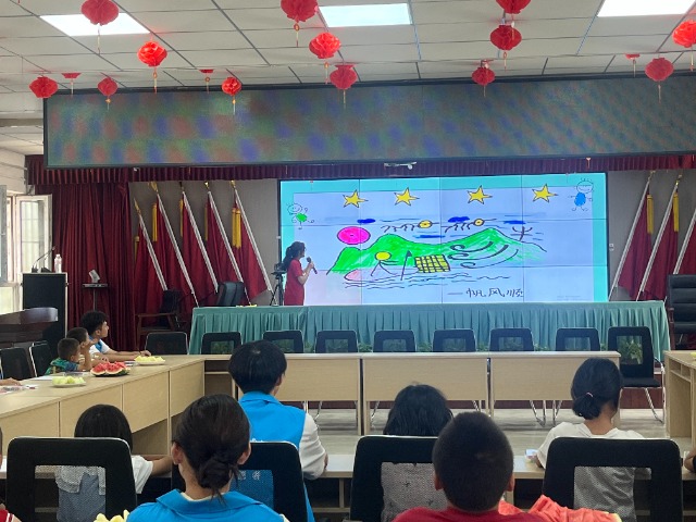 寧波職業(yè)技術(shù)大學(xué)“石榴結(jié)籽·同音同心”暑期社會實踐團隊語言教學(xué)現(xiàn)場 學(xué)校供圖.jpg
