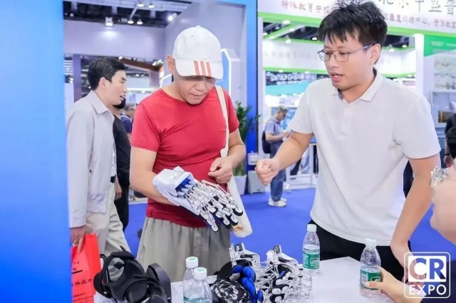 于金須在博覽會(huì)上向來賓介紹手部康復(fù)機(jī)器人 學(xué)校供圖.jpg 于金須在博覽會(huì)上向來賓介紹手部康復(fù)機(jī)器人 學(xué)校供圖.jpg