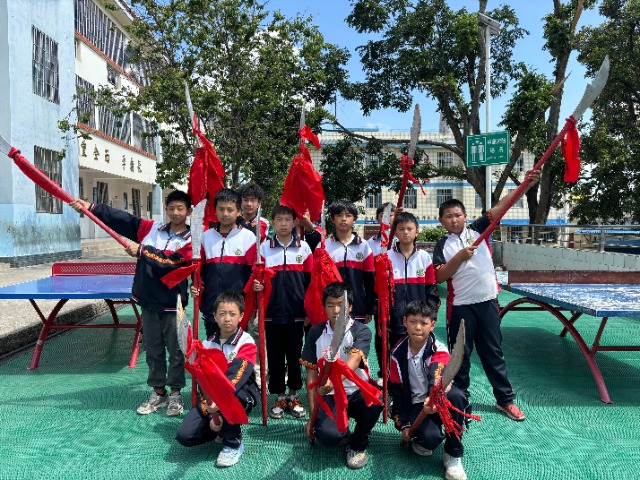 高峰鄉(xiāng)中心學(xué)校開展大刀舞培訓(xùn).jpg 高峰鄉(xiāng)中心學(xué)校開展大刀舞培訓(xùn).jpg