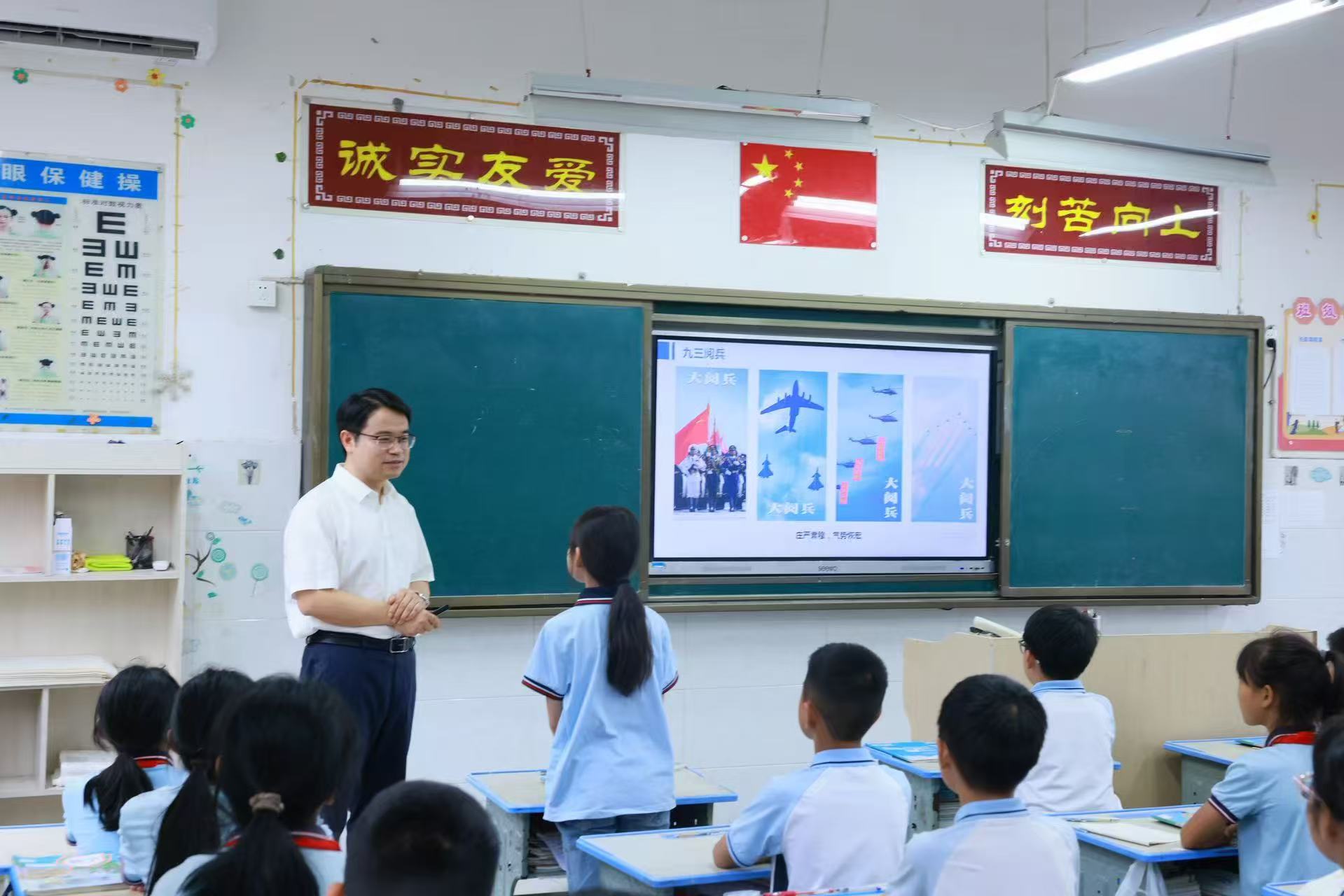 寧波大學數(shù)學與統(tǒng)計學院科普宣講團成員為孩子們上趣味數(shù)學課 學校供圖.jpg 寧波大學數(shù)學與統(tǒng)計學院科普宣講團成員為孩子們上趣味數(shù)學課 學校供圖.jpg