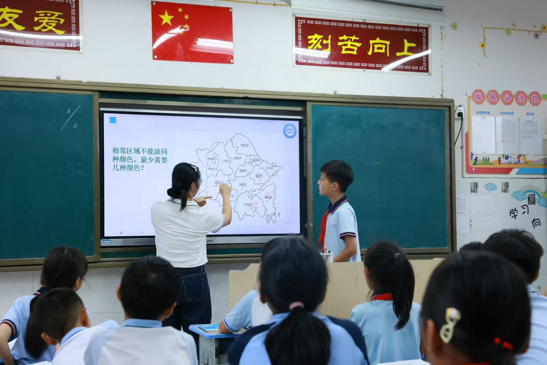 寧波大學數(shù)學與統(tǒng)計學院科普宣講團成員為孩子們上趣味數(shù)學課 學校供圖1.jpg 寧波大學數(shù)學與統(tǒng)計學院科普宣講團成員為孩子們上趣味數(shù)學課 學校供圖1.jpg